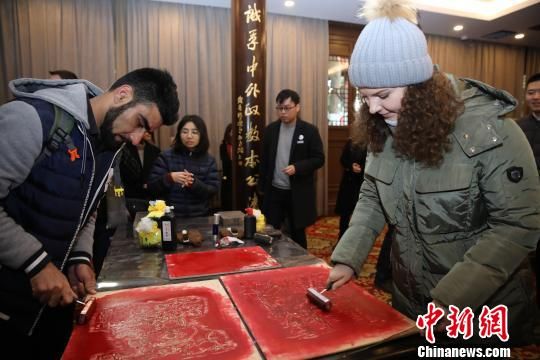 图为:首批“西湖旅游国际体验师”体验拓印、版画。 吴山管理处供图