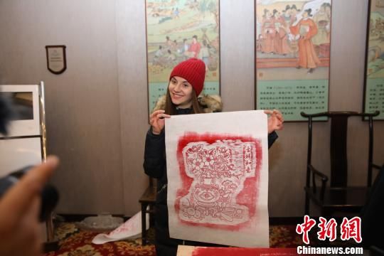 图为:首批“西湖旅游国际体验师”体验拓印、版画。 吴山管理处供图