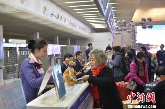 图为:首航乘客。 贺晟 摄