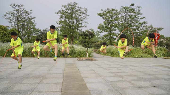 半秒五个花样动作 这群小学生跳绳玩出新高度