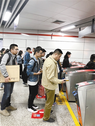 杭州地铁闸机实现移动支付全覆盖 刷手机过闸让排队长龙消失不见