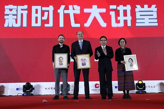 4月15日下午,以“命运共同体 世界新图景”为主题的第二期中国日报“新时代大讲堂”在杭州国际博览中心举行。图为中国日报社总编辑周树春(右二)与演讲嘉宾合影。(中国日报记者 高尔强 摄)