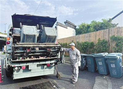 烈日下的“城市清道夫”：一位“90后”清运司机的高温坚守