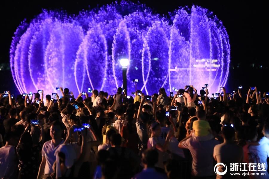 杭州西湖音乐喷泉即将暂停起舞 最后一场打卡游客人山人海