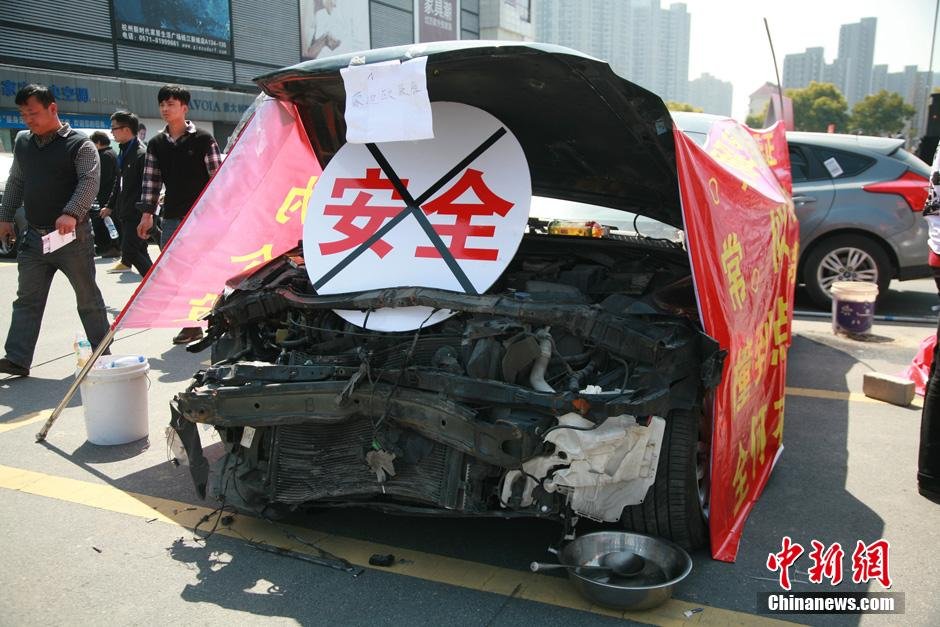 中国问题车展杭州上演 豪车车主集体维权(组图)